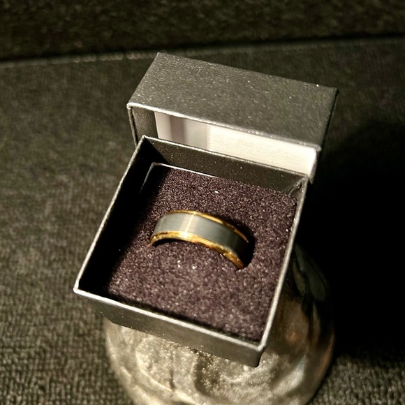 NEW! Mens Tungsten Ring Band Beveled Edges Comfort-fit Black GoldtoneSize 12 - Picture 2 of 4
